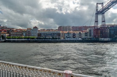 Getxo, İspanya 'dan görüntü: 1893 yılında inşa edilen ünlü Vizcaya Köprüsü, arka planda UNESCO ve Portekiz' in Dünya Mirası Alanı ilan etti.