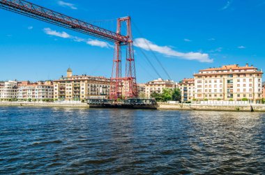 Portekiz, İspanya 'dan görüntü: 1893 yılında inşa edilen ünlü Vizcaya Köprüsü, UNESCO ve arka planda Getxo kasabası tarafından Dünya Mirası Alanı ilan edildi.