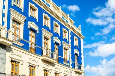 Mimari detay, eski Portekiz, Bask Bölgesi, İspanya 'da renkli cepheler.