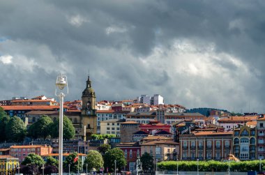 Nehir kenarındaki Portugalete kasabasının manzarası, Getxo, Bask Ülkesi, İspanya 'dan görüldü.