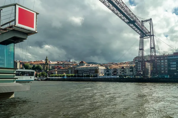GETXO, İspanya - 7 Haziran 2021: Getxo, İspanya 'dan görüntü: 1893 yılında inşa edilen ünlü Vizcaya Köprüsü, UNESCO ve Portekiz' in arka planda bir Dünya Mirası Alanı ilan etti.