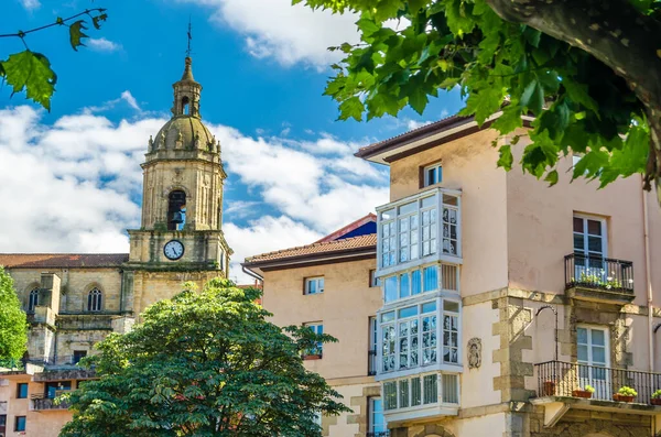 PORTUGALETE, İSPA - 7 Temmuz 2021: Portekiz, İspanya 'nın eski Bask Bölgesi' nde renkli cepheler, mimari ayrıntı