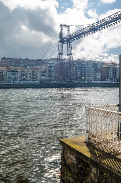 Getxo, İspanya 'dan görüntü: 1893 yılında inşa edilen ünlü Vizcaya Köprüsü, arka planda UNESCO ve Portekiz' in Dünya Mirası Alanı ilan etti.