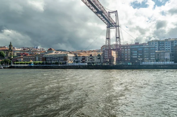 Getxo, İspanya 'dan görüntü: 1893 yılında inşa edilen ünlü Vizcaya Köprüsü, arka planda UNESCO ve Portekiz' in Dünya Mirası Alanı ilan etti.