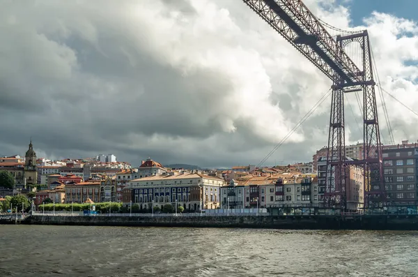 Getxo, İspanya 'dan görüntü: 1893 yılında inşa edilen ünlü Vizcaya Köprüsü, arka planda UNESCO ve Portekiz' in Dünya Mirası Alanı ilan etti.