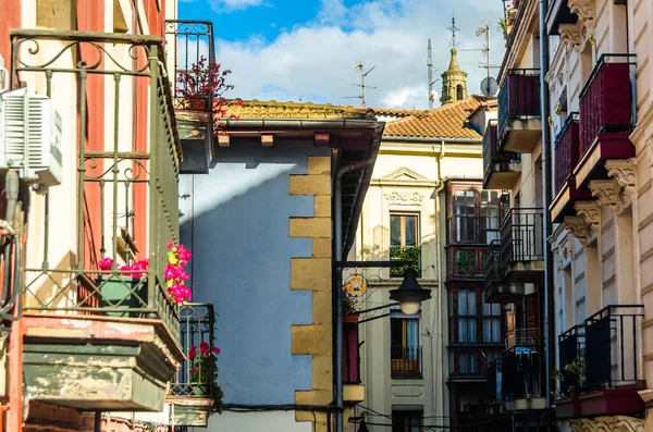 Mimari detay, eski Portekiz, Bask Bölgesi, İspanya 'da renkli cepheler.