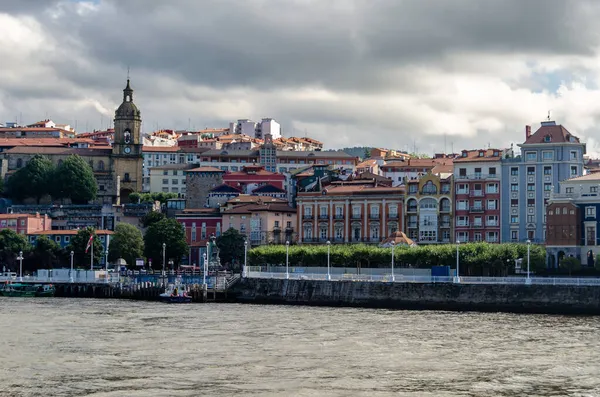 Nehir kenarındaki Portugalete kasabasının manzarası, Getxo, Bask Ülkesi, İspanya 'dan görüldü.