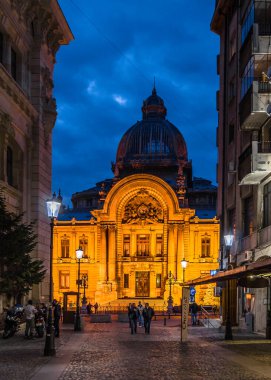 BUCHAREST, ROMANIA - 17 Kasım 2013: Romanya 'nın Bükreş kentinde gece kent sahnesi