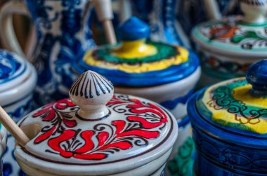 BÜKREŞ, ROMANIA - 10 Kasım 2013: Bükreş 'te geleneksel ürünlerin fuarında satılık Romen halk çömleği