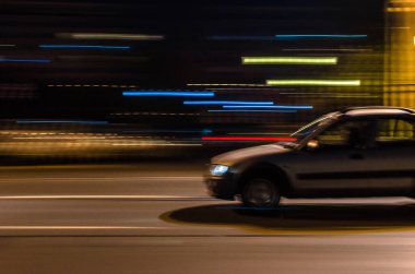 Panning efektini kullanarak hareket halindeki arabalı şehir gece sahnesi