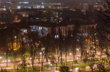 Cluj-Napoca, Transilvanya, Romanya 'nın hava gece manzarası, sisli sonbahar kentsel manzarası