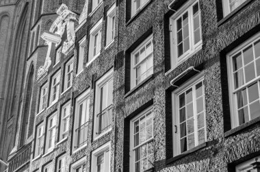 Amsterdam, Hollanda 'da tipik bir Hollanda mimarisi. Siyah ve beyaz resim
