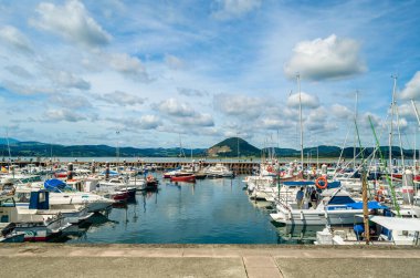 SANTONA, İspanya - 4 HAZİRAN 2021: Santona, İspanya Limanı 'ndaki teknelerin görüntüsü