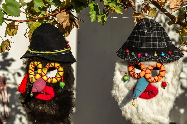 BÜKREŞ, ROMANIA - 10 Kasım 2013: Bükreş 'te geleneksel ürünlerin fuarında Romen halk maskeleri satılık