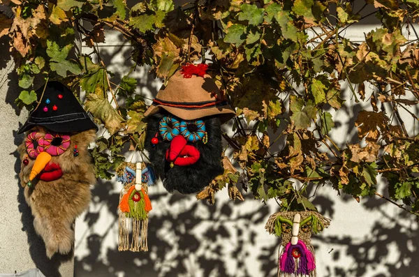 BÜKREŞ, ROMANIA - 10 Kasım 2013: Bükreş 'te geleneksel ürünlerin fuarında Romen halk maskeleri satılık