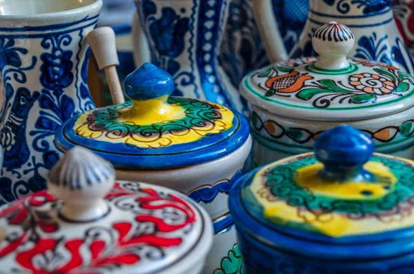 BÜKREŞ, ROMANIA - 10 Kasım 2013: Bükreş 'te geleneksel ürünlerin fuarında satılık Romen halk çömleği