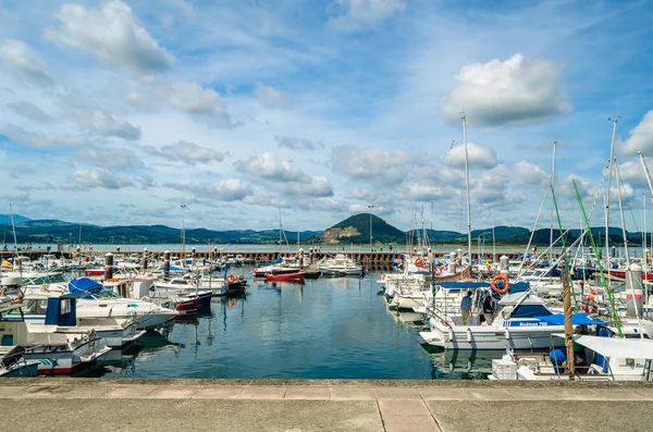 SANTONA, İspanya - 4 HAZİRAN 2021: Santona, İspanya Limanı 'ndaki teknelerin görüntüsü