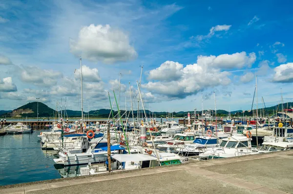 SANTONA, İspanya - 4 HAZİRAN 2021: Santona, İspanya Limanı 'ndaki teknelerin görüntüsü