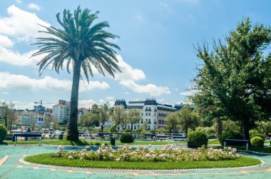 SANTANDER, SPAIN - 9 Temmuz 2021: Piquio bahçesinden manzara, İspanya 'nın Santander kentinde, Sardinero Sahili' nin yanında