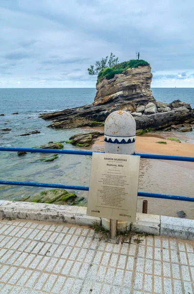 サンタンデール スペイン 2021年7月9日 1979年に制作された芸術家ラモン ムリーダスの彫刻 ネプチューン スペインのサンタンデールにあるキャメルビーチ プラヤデルカメロ の岬に置かれました — ストック写真