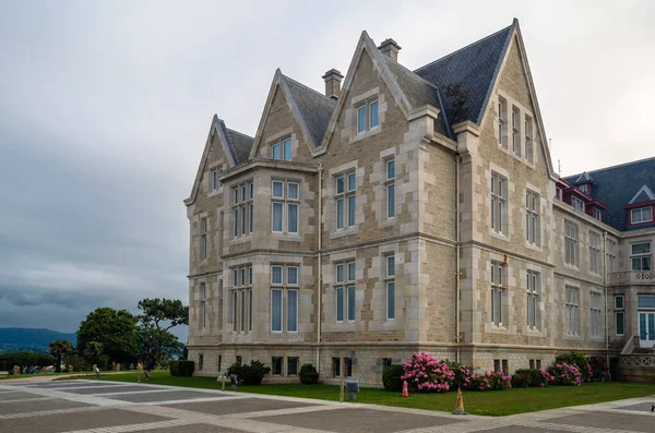 1909 ve 1911 yılları arasında İspanya 'nın Santander kentindeki Magdalena Yarımadası' nda bulunan Palacio de la Magdalena Sarayı 'nın (Magdalena Sarayı) manzarası.