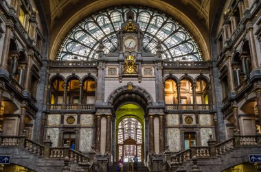 ANTWERP, BELGIUM - 22 AĞUSTOS 2013: Belçika 'nın Antwerp kentindeki ana tren istasyonu Antwerpen-Centraal' ın güzel iç mekanı. İstasyon halk arasında demiryolu katedrali olarak bilinir.