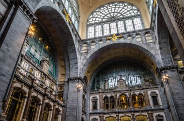 ANTWERP, BELGIUM - 22 AĞUSTOS 2013: Belçika 'nın Antwerp kentindeki ana tren istasyonu Antwerpen-Centraal' ın güzel iç mekanı. İstasyon halk arasında demiryolu katedrali olarak bilinir.