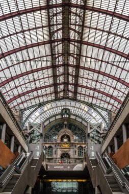 ANTWERP, BELGIUM - 22 AĞUSTOS 2013: Belçika 'nın Antwerp kentindeki ana tren istasyonu Antwerpen-Centraal' ın güzel iç mekanı. İstasyon halk arasında demiryolu katedrali olarak bilinir.