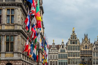 Antwerp, Belçika 'daki Grote Markt (Büyük Pazar Meydanı), eski loncaların evleri
