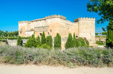 TOPAS, SPAIN - 22 AUGust 2021: 15. yüzyılda İspanya 'nın Topas şehrinde inşa edilen Villanueva del Canedo (Castillo del Buen Amor olarak da bilinir) Rönesans tarzı şato. 1931 'de Ulusal Anıt ilan etti, şimdiki sahipleri...