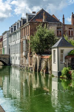 Kentsel manzara, Bruges, Flanders, Belçika 'daki kanal boyunca binalar.
