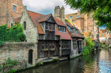 Kentsel manzara, Bruges, Flanders, Belçika 'daki kanal boyunca binalar.