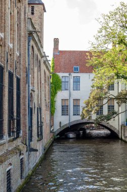 Kentsel manzara, Bruges, Flanders, Belçika 'daki kanal boyunca binalar.
