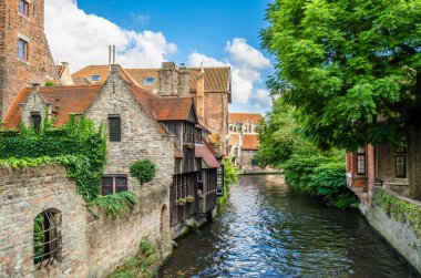 Kentsel manzara, Bruges, Flanders, Belçika 'daki kanal boyunca binalar.