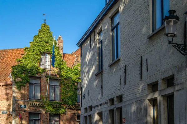 BRUGES, BELGIUM - 18 AĞUSTOS 2013: Kentsel manzara, Bruges, Flanders, Belçika