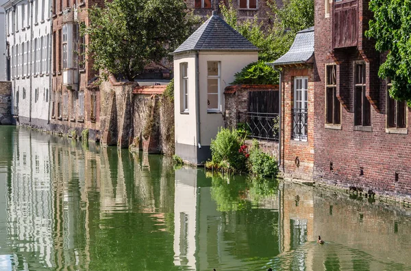 Paisagem Urbana Edifícios Longo Canal Bruges Flandres Bélgica — Fotografia de Stock