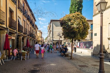 ALCALA DE HENARES, İspanya - 4 Eylül 2021: Alcala de Henares, İspanya 'daki sokaklar