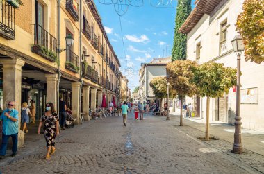ALCALA DE HENARES, İspanya - 4 Eylül 2021: Alcala de Henares, İspanya 'daki sokaklar