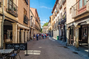 ALCALA DE HENARES, İspanya - 4 Eylül 2021: Alcala de Henares, İspanya 'daki sokaklar