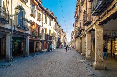 ALCALA DE HENARES, İspanya - 4 Eylül 2021: Alcala de Henares, İspanya 'daki sokaklar