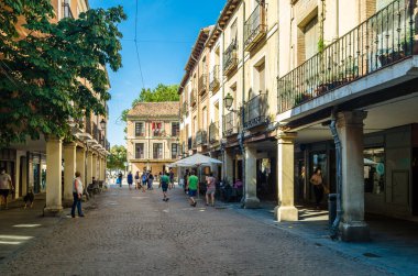 ALCALA DE HENARES, İspanya - 4 Eylül 2021: Alcala de Henares, İspanya 'daki sokaklar