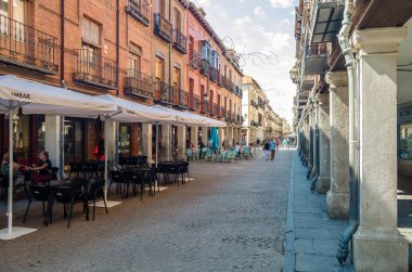 ALCALA DE HENARES, İspanya - 4 Eylül 2021: Alcala de Henares, İspanya 'daki sokaklar