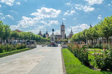 ALCALA DE HENARES, İspanya - 4 Eylül 2021: Alcala de Henares, İspanya 'daki sokaklar