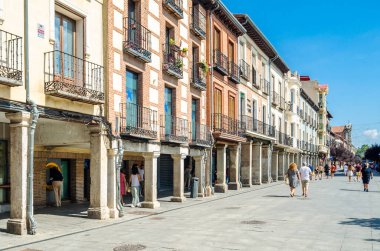 ALCALA DE HENARES, İspanya - 4 Eylül 2021: Alcala de Henares, İspanya 'daki sokaklar