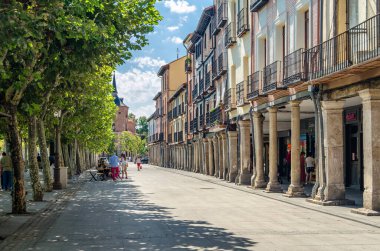 ALCALA DE HENARES, İspanya - 4 Eylül 2021: Alcala de Henares, İspanya 'daki sokaklar