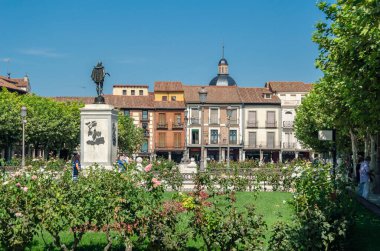 ALCALA DE HENARES, İspanya - 4 Eylül 2021: Alcala de Henares, İspanya 'daki sokaklar