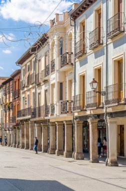 ALCALA DE HENARES, İspanya - 4 Eylül 2021: Alcala de Henares, İspanya 'daki sokaklar