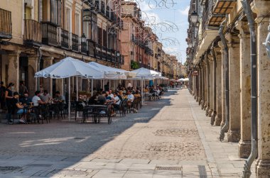 ALCALA DE HENARES, İspanya - 4 Eylül 2021: Alcala de Henares, İspanya 'daki sokaklar