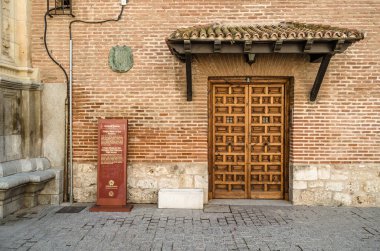 ALCALA de HENARES, İspanya - SEPTEMBER 4, 2021: Alcala de Henares, İspanya 'daki Colegio Belediye Başkanı de San Ildefonso' nun mimari detayları, 1499 yılında Alcala Üniversitesi 'nin kökeni olarak kuruldu.