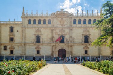ALCALA de HENARES, İspanya - SEPTEMBER 4, 2021: İspanya 'nın Alcala de Henares şehrinde bulunan Colegio Belediye Başkanı de San Ildefonso, 1499 yılında Alcala Üniversitesi' nin kökeni olarak kurulmuştur.